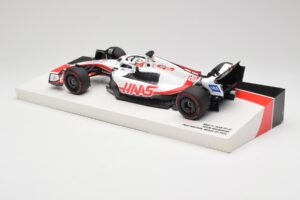 Haas VF-22 #20 K. Magnussen Pole Position Brazil GP 2022 Minichamps 1:18 147222120 Kov – obrázek 5 z 7
