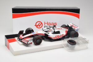 Haas VF-22 #20 K. Magnussen Pole Position Brazil GP 2022 Minichamps 1:18 147222120 Kov – obrázek 7 z 7