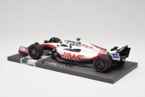Haas VF-22 #47 M. Schumacher British GP 2022 Minichamps 1:18 117221047 Pryskyřice – obrázek 5 z 7