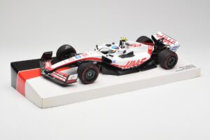Haas VF-22 #47 M. Schumacher British GP Points 2022 Minichamps 1:18 147221047 Kov – obrázek 2 z 6