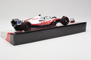 Haas VF-22 #47 M. Schumacher British GP Points 2022 Minichamps 1:18 147221047 Kov – obrázek 3 z 6