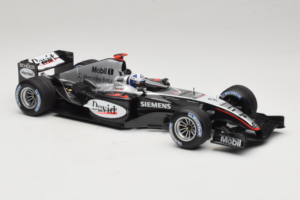 McLaren MP4/19 Mercedes D. Coulthard F1 2004 Minichamps 1:18 530041805 Kov – obrázek 4 z 7