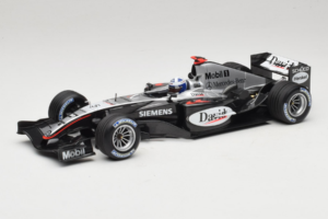 McLaren MP4/19 Mercedes D. Coulthard F1 2004 Minichamps 1:18 530041805 Kov