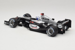 McLaren MP4/19 Mercedes D. Coulthard F1 2004 Minichamps 1:18 530041805 Kov – obrázek 5 z 7