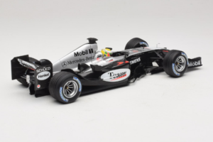 McLaren MP4/19 Mercedes L. Hamilton Autosport Young Driver Test Silverstone 2004 Minichamps 1:18 530044418 Kov – obrázek 2 z 7