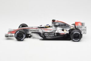 McLaren Mercedes MP4-21 P. de la Rosa F1 Showcar 2006 Minichamps 1:18 B66962346 Kov – obrázek 3 z 6