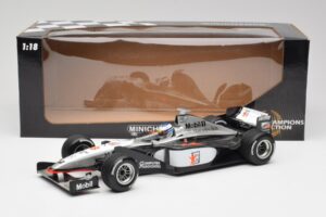 McLaren MP4/13 #8 M. Hakkinen F1 World Champion 1998 Minichamps 1:18 18690008 Kov – obrázek 6 z 7