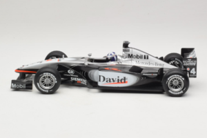 McLaren MP4-16 Mercedes #3 D. Coulthard F1 2001 Hot Wheels 1:18 50199 Kov – obrázek 3 z 6