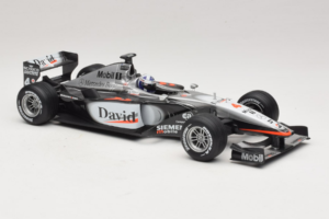 McLaren MP4-16 Mercedes #3 D. Coulthard F1 2001 Hot Wheels 1:18 50199 Kov – obrázek 4 z 6