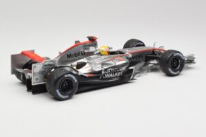 McLaren MP4-25 Mercedes #2 L. Hamilton Showcar 2010 Minichamps 1:18 110100006-R1 Kov – obrázek 2 z 6