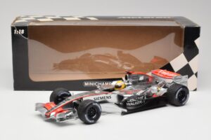 McLaren MP4-25 Mercedes #2 L. Hamilton Showcar 2010 Minichamps 1:18 110100006-R1 Kov – obrázek 6 z 6