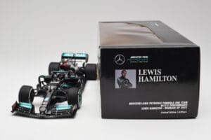 Mercedes AMG W12 #44 L. Hamilton Bahrain GP 2021 Minichamps 1:18 110210144 Kov – obrázek 7 z 7