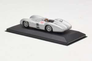 Mercedes W196 Streamliner #16 J.M. Fangio GP Italy Winner 1954 Minichamps 1:43 432543016 Kov – obrázek 3 z 4