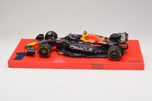 Red Bull Racing RB18 #1 M. Verstappen Oracle Winner Dutch GP 2022 Minichamps 1:18 113223501 Kov