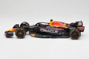 Oracle Red Bull Racing RB18 #1 M. Verstappen Winner Italian GP 2022 Minichamps 1:18 110221601 Kov – obrázek 3 z 7