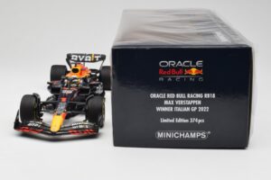 Oracle Red Bull Racing RB18 #1 M. Verstappen Winner Italian GP 2022 Minichamps 1:18 110221601 Kov – obrázek 6 z 7
