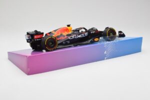 Red Bull Racing RB18 #1 M. Verstappen Winner Miami GP 2022 Minichamps 1:18 113220501 Kov – obrázek 3 z 7
