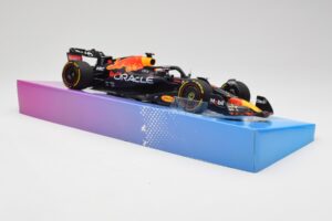 Red Bull Racing RB18 #1 M. Verstappen Winner Miami GP 2022 Minichamps 1:18 113220501 Kov – obrázek 4 z 7