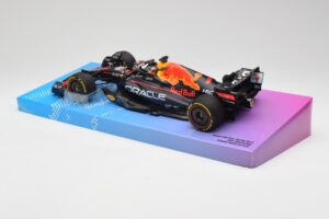 Red Bull Racing RB18 #1 M. Verstappen Winner Miami GP 2022 Minichamps 1:18 113220501 Kov – obrázek 5 z 7