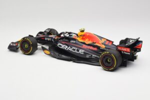 Oracle Red Bull Racing RB18 #11 S. Perez Abu Dhabi GP 2022 Minichamps 1:18 110222211 Kov – obrázek 5 z 7