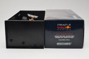 Oracle Red Bull Racing RB19 #33 M. Verstappen Las Vegas GP Winner 2023 Minichamps 1:18 110232201 Pryskyřice – obrázek 6 z 7