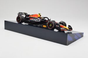Red Bull Racing RB19 #11 S. Perez Winner Saudi Arabian GP 2023 Minichamps 1:18 113230111 Kov – obrázek 4 z 6