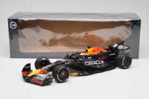 Oracle Red Bull Racing RB20 #1 M. Verstappen Winner Bahrain GP 2024 Minichamps 1:18 110240101 Kov – obrázek 7 z 7