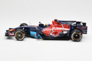 Red Bull Racing RB6 #6 M. Webber F1 Showcar 2010 Minichamps 1:18 150100076 Kov – obrázek 3 z 6