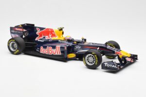 Red Bull Racing RB7 #2 M. Webber Showcar F1 2011 Minichamps 1:18 110110072 Kov – obrázek 4 z 6