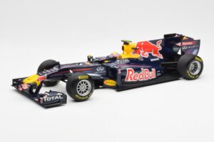 Red Bull Racing RB7 #2 M. Webber Showcar F1 2011 Minichamps 1:18 110110072 Kov