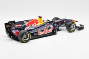 Red Bull Racing Renault RB6 #5 S. Vettel F1 World Champion 2010 Minichamps 1:18 110100005 Kov – obrázek 2 z 6