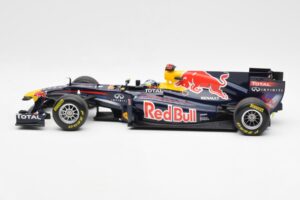 Red Bull Racing Renault RB6 #5 S. Vettel F1 World Champion 2010 Minichamps 1:18 110100005 Kov – obrázek 3 z 6