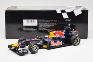 Red Bull Racing Renault RB6 #5 S. Vettel F1 World Champion 2010 Minichamps 1:18 110100005 Kov – obrázek 6 z 6
