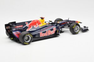 Red Bull Racing Renault RB6 #5 S. Vettel F1 World Champion Showcar 2010 Minichamps 1:18 150100075 Kov – obrázek 2 z 6