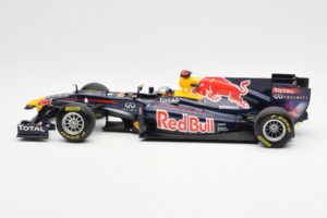 Red Bull Racing Renault RB6 #5 S. Vettel F1 World Champion Showcar 2010 Minichamps 1:18 150100075 Kov – obrázek 3 z 6