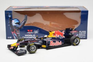 Red Bull Racing Renault RB7 #1 S. Vettel F1 World Champion Showcar 2011 Minichamps 1:18 113110271 Kov – obrázek 6 z 6