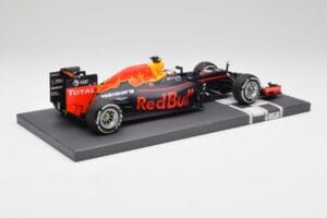 Red Bull RB12 #33 M. Verstappen Spain GP Winner 2016 Minichamps 1:18 117160333 Kov – obrázek 3 z 7