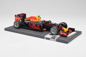 Red Bull RB12 #33 M. Verstappen Spain GP Winner 2016 Minichamps 1:18 117160333 Kov – obrázek 4 z 7