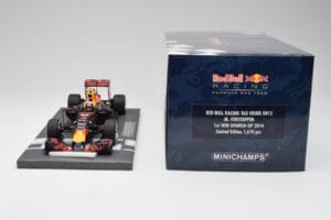 Red Bull RB12 #33 M. Verstappen Spain GP Winner 2016 Minichamps 1:18 117160333 Kov – obrázek 7 z 7