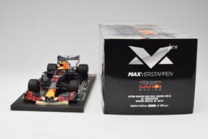 Red Bull RB15 #33 M. Verstappen Brazil GP Winner 2019 Minichamps 1:18 113191933 Kov – obrázek 7 z 7
