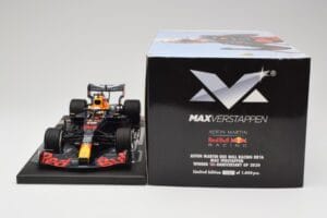 Red Bull RB16 #33 M. Verstappen Red Bull Racing 70th Anniversary GP Winner 2020 Minichamps 1:18 113200533-M1 Pryskyřice – obrázek 6 z 7