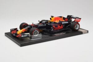 Red Bull RB16B #33 M. Verstappen Abu Dhabi GP 2021 Winner Missing Figurine & Pitboard Minichamps 1:18 113212333 Pryskyřice – obrázek 2 z 7