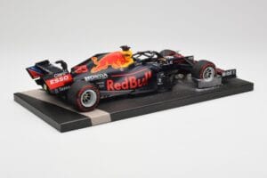 Red Bull RB16B #33 M. Verstappen Abu Dhabi GP 2021 Winner Missing Figurine & Pitboard Minichamps 1:18 113212333 Pryskyřice – obrázek 3 z 7