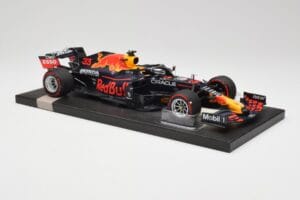 Red Bull RB16B #33 M. Verstappen Abu Dhabi GP 2021 Winner Missing Figurine & Pitboard Minichamps 1:18 113212333 Pryskyřice – obrázek 4 z 7