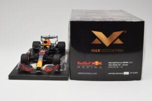 Red Bull RB16B #33 M. Verstappen Abu Dhabi GP 2021 Winner Missing Figurine & Pitboard Minichamps 1:18 113212333 Pryskyřice – obrázek 6 z 7