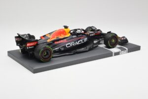 Red Bull RB18 #1 M. Verstappen Japan GP Winner No Figure & Pitboard 2022 Minichamps 1:18 113221801FB Kov – obrázek 3 z 7