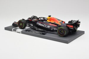 Red Bull RB18 #1 M. Verstappen Japan GP Winner No Figure & Pitboard 2022 Minichamps 1:18 113221801FB Kov – obrázek 5 z 7