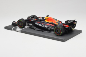 Red Bull Racing RB18 #1 M. Verstappen Japan GP Winner 2022 Minichamps 1:18 113221801FB-R1 Kov – obrázek 5 z 8