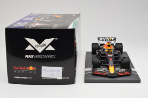 Red Bull Racing RB18 #1 M. Verstappen Japan GP Winner 2022 Minichamps 1:18 113221801FB-R1 Kov – obrázek 6 z 8