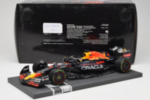 Red Bull Racing RB18 #1 M. Verstappen Japan GP Winner 2022 Minichamps 1:18 113221801FB-R1 Kov – obrázek 7 z 8